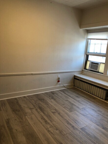 Building Photo - 1020 S College Ave