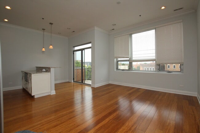 Building Photo - 1609 W Warren Blvd