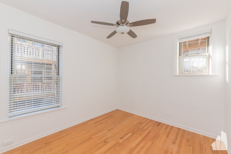 Building Photo - 7000 N Sheridan Rd