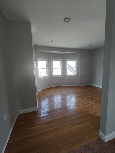 Building Photo - 401 River St