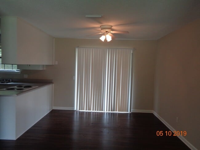 Building Photo - Sellers Court in Level Plains!  Freshly Pa...