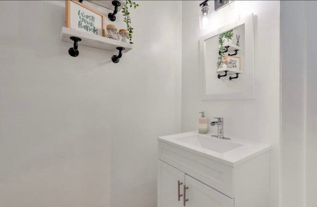 Building Photo - 3302 Comstock Rd