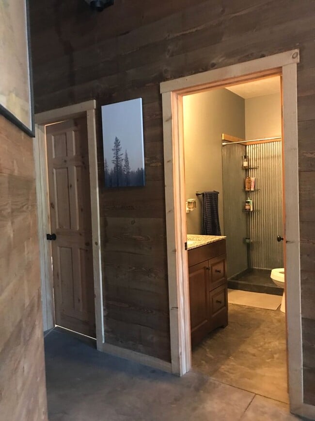 Building Photo - Barn dominium