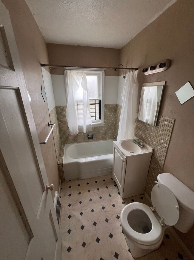 Building Photo - 3914 Brookside Blvd