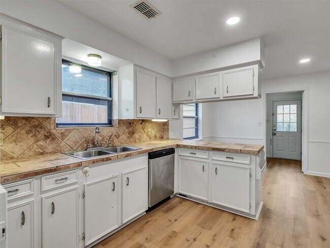 Building Photo - 418 Oakhill Dr