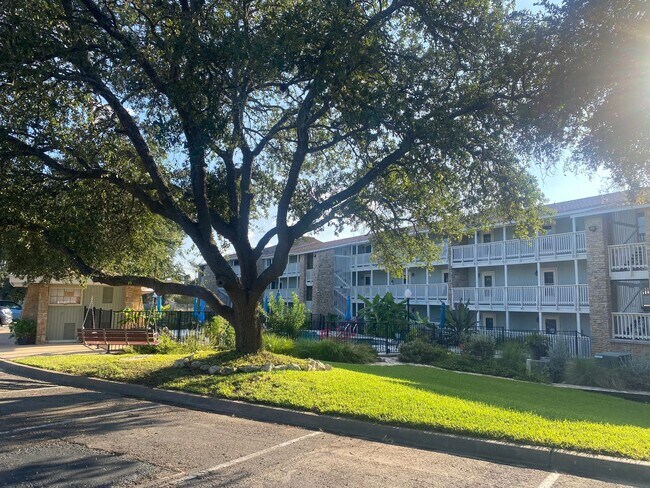 Building Photo - STUDIO CONDO WITH A MILLION DOLLAR LAKE VIEW