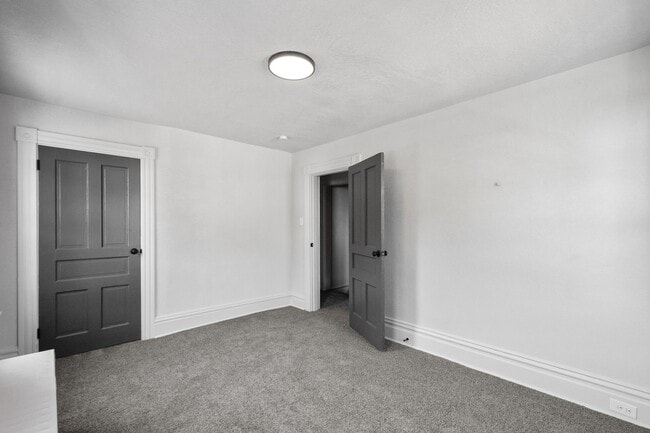 Building Photo - Beautiful 3 bedroom in McKees Rocks availa...