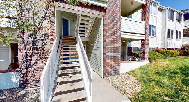 Building Photo - "Charming 1-Bedroom Condo with Mountain Views & Pool in Prime Boulder Location!"