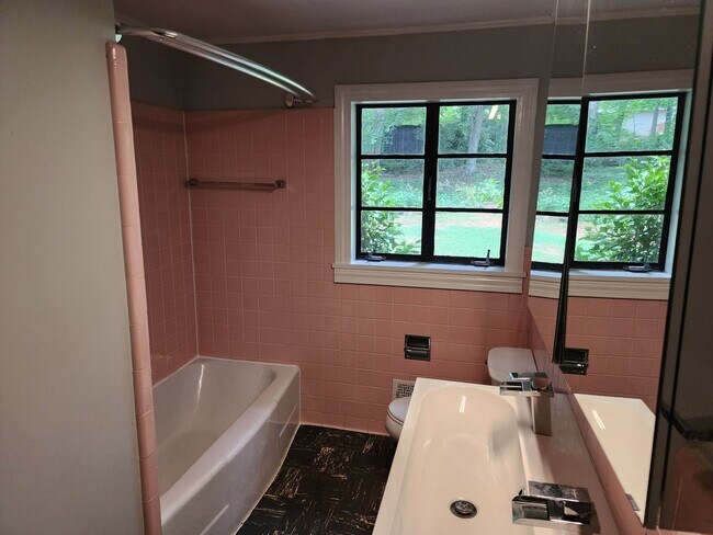 Building Photo - Ranch Home in Newton