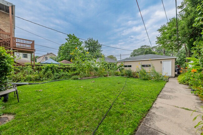 Building Photo - 1318 Dewey Ave
