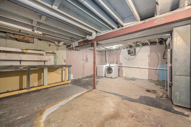 Building Photo - 221 N Oak Dr