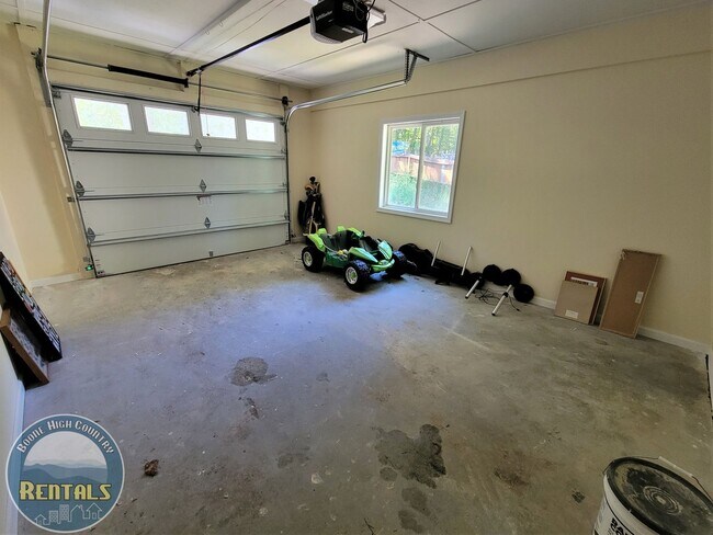 Building Photo - 733 Forest Hills Dr