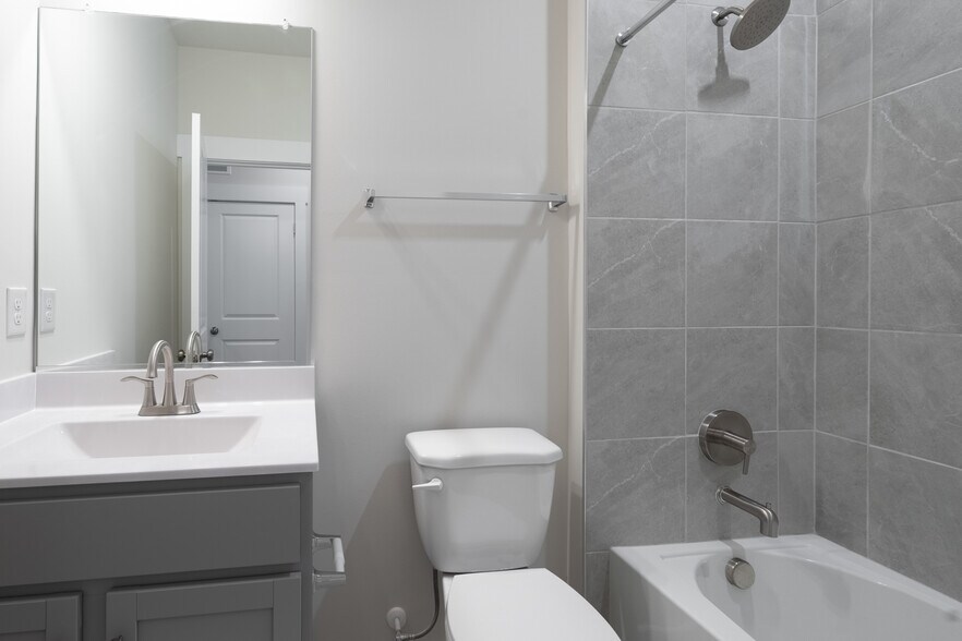 Bath #4 - 3446 Carlton St