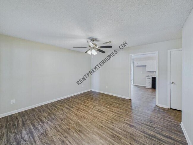 Building Photo - 802 Towering Oaks Dr