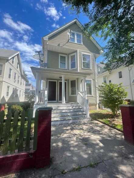 Building Photo - 879 Elm St