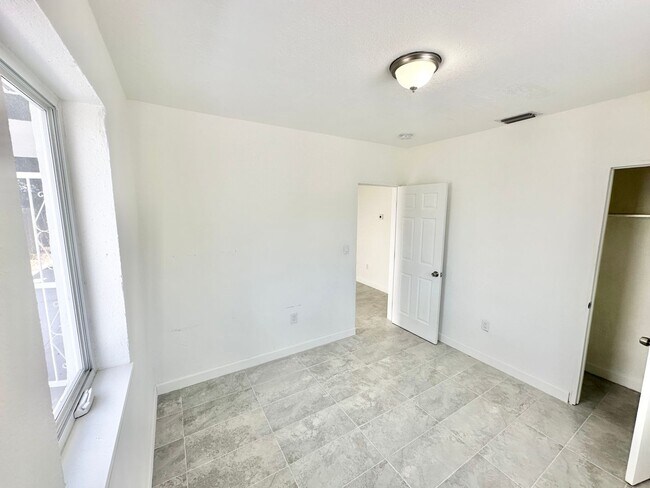 Building Photo - Freshly remodelled 2bed/1bath in a duplex close to Wynwood: for rent now @ $ 2,100.00!