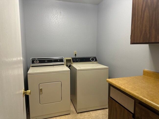 Building Photo - Rare 1 bedroom detached home with yard