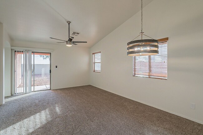 Building Photo - Singe story home in Tortosa!