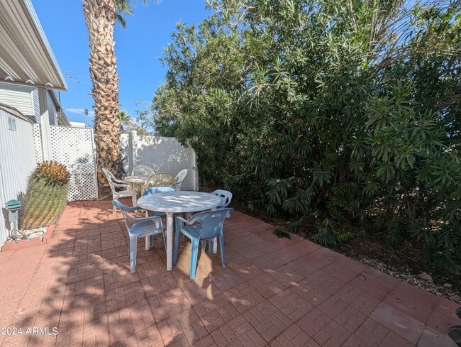 Building Photo - 215 E Palo Verde Ln
