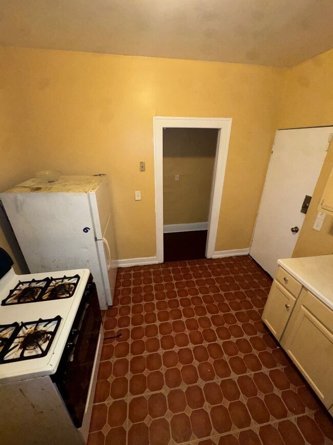 Building Photo - 1633 Eddington Rd