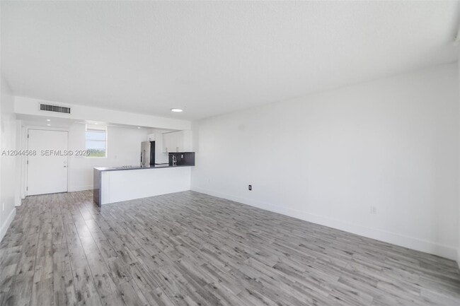 Building Photo - 2851 Leonard Dr