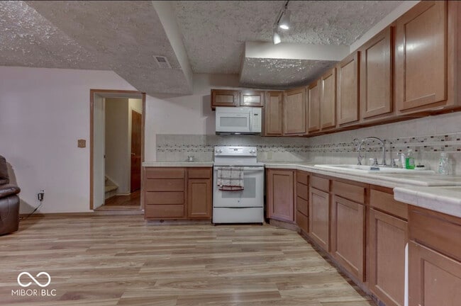 Building Photo - 3935 Mistletoe Dr