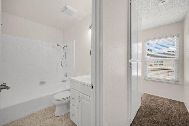 Building Photo - Newly updated 3 bed / 1.5 bath townhome in the desirable Sherwood Village