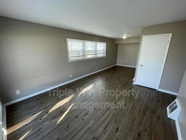 Building Photo - 360 Shepley Dr