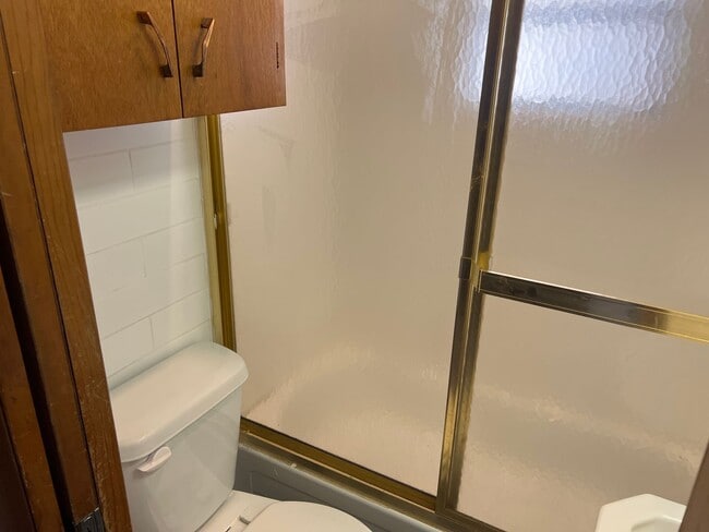 Building Photo - a charming 3 Bed 2 Bath House