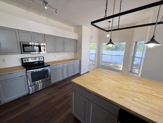 Building Photo - Beautifully remodeled 6 bedroom - 3 bath home in Summerfield Village