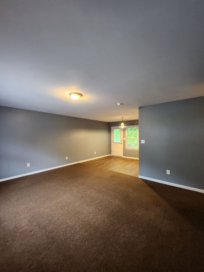 Building Photo - Cute duplex in Belmont-