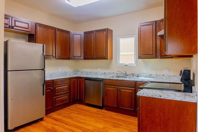 Building Photo - Spacious 3 bedroom / 2 bathroom single family home available in Tacoma!