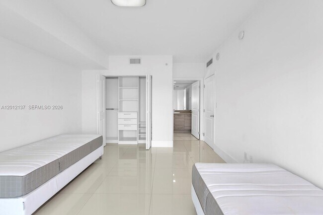 Building Photo - 400 Sunny Isles Blvd