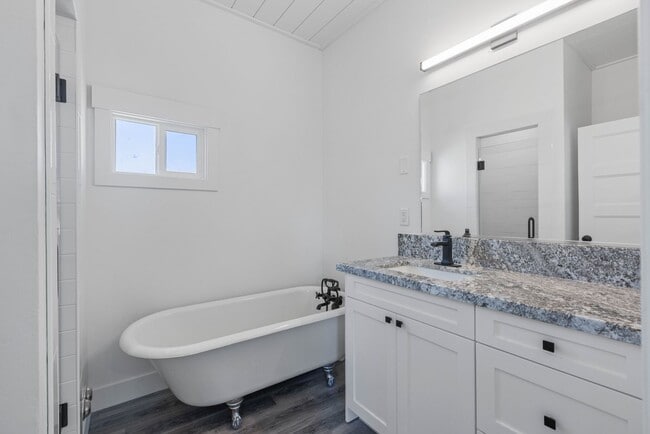 Building Photo - 5 Bed 2 Bath MODERN HERITAGE HOME