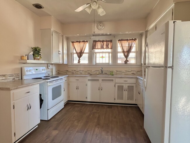 Building Photo - 702 N Raynor Ave