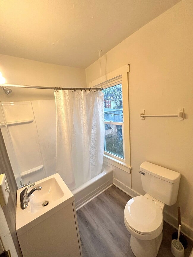 Building Photo - 513 Green St