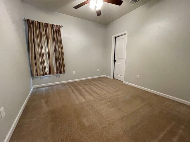 Building Photo - Berkshire Beauty