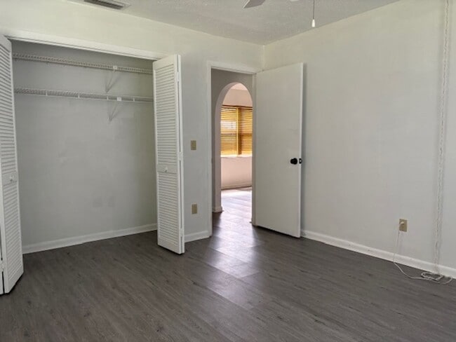 Building Photo - ******HOLIDAY SPECIAL NO RENT FOR DECEMBER****** Charming 2-Bedroom Home in Prime Cape Coral Loca...