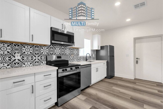 Building Photo - 1006 E Pasadena Ave