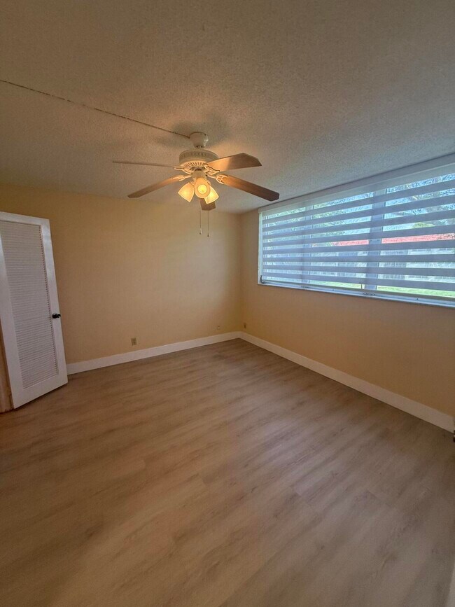 Building Photo - 830 S Hollybrook Dr