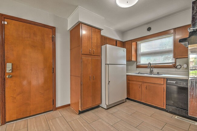 Building Photo - 1808 Sherwood Pl