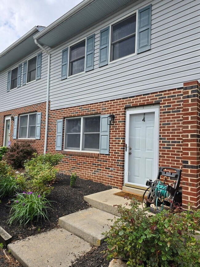 Building Photo - 2-Bedroom Townhouse w Fenced Patio, Off-Street Parking, Dishwasher, and Easy Commute