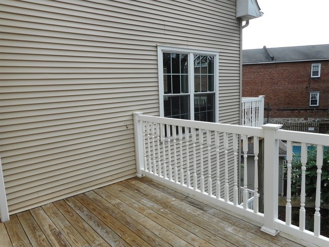 Building Photo - 204 Seneca Way