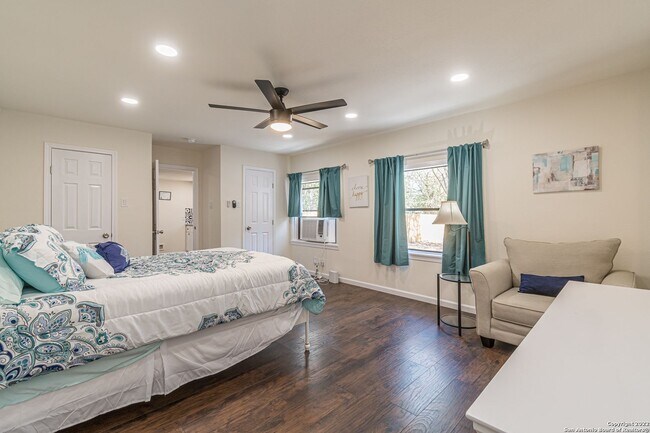 Building Photo - 207 W Hermine Blvd