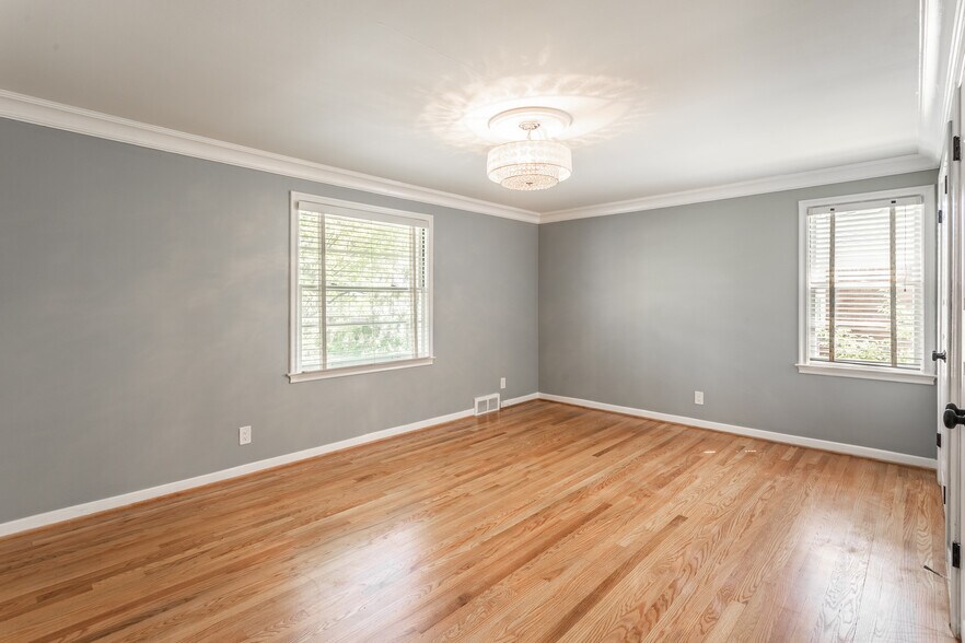 Building Photo - 906 Putney St