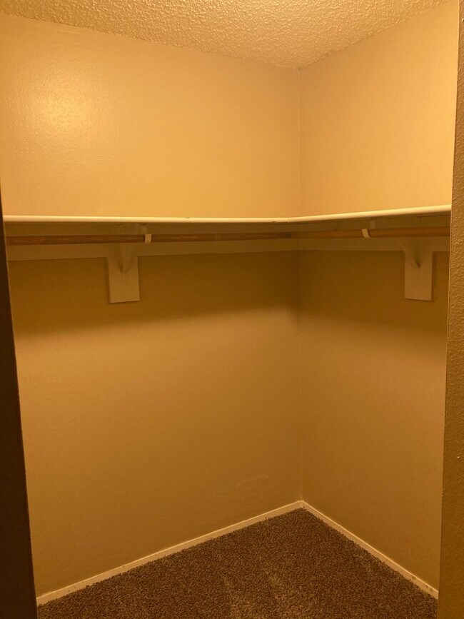 Building Photo - 1 bed 1 bath condo with seasonal outdoor pool available now!!