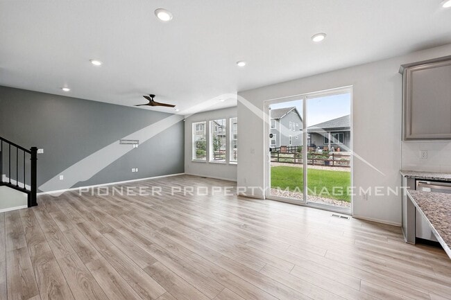 Building Photo - Spacious Home with Washer/Dryer and Centra...