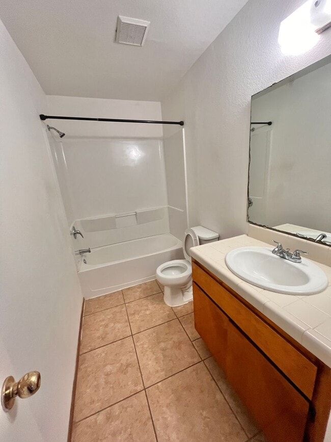 Building Photo - 3 Bedroom 2 Bath Duplex for Rent!