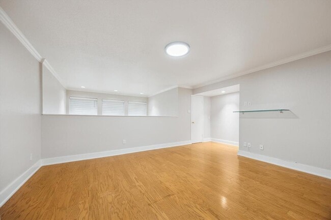 Building Photo - 8978 Chatsworth Dr