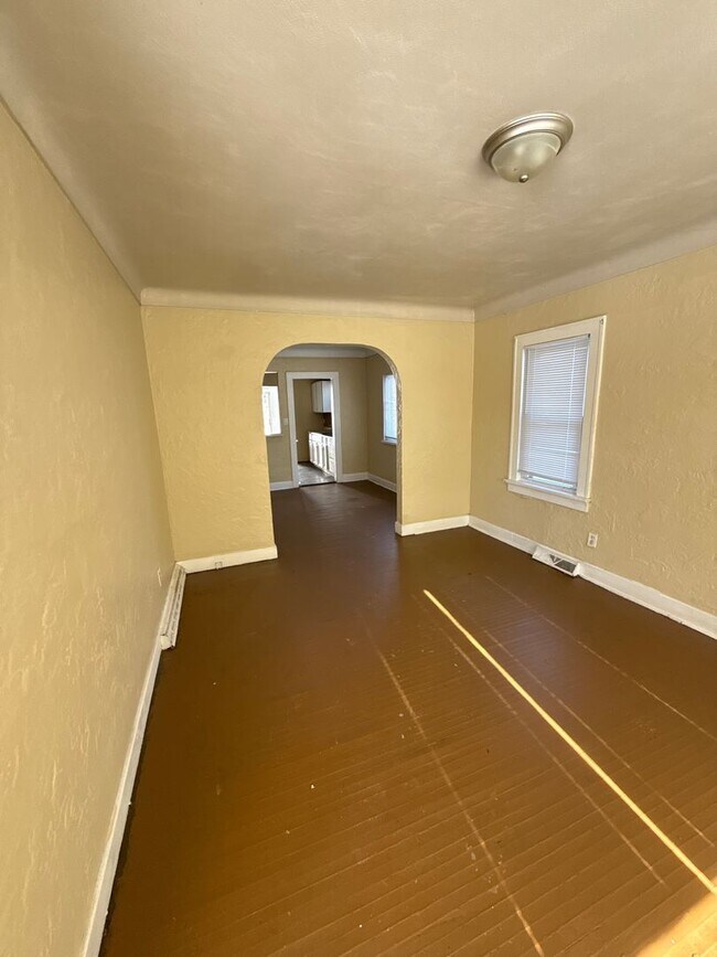 Building Photo - 2 bed 1 bath